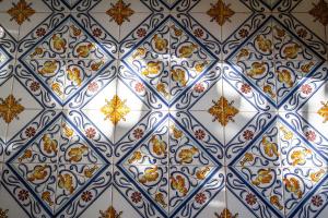 um close-up de um padrão de azulejos numa parede em Dammuso i Pini di Kaddiuggia (CIR19081014C224053) & Dammuso di Mena (CIR 19081014C224052 em Pantelleria