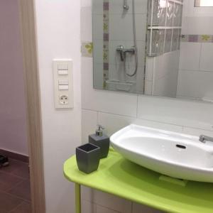 bagno con lavandino bianco e specchio di Oceanográfico, Playa, Puerto Juanjo a Valencia