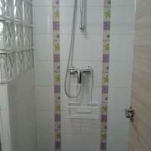 um chuveiro na casa de banho com uma cortina de chuveiro em Oceanográfico, Playa, Puerto Juanjo em Valência