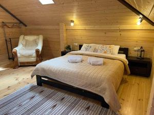Un dormitorio con una cama grande y una silla. en Sweet Home, en Krasnyy
