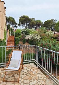 une chaise assise au-dessus du balcon dans l'établissement Magnífica casa con vistas al mar y piscina privada, à Gérone