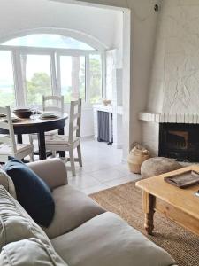 - un salon avec un canapé et une table dans l'établissement Magnífica casa con vistas al mar y piscina privada, à Gérone