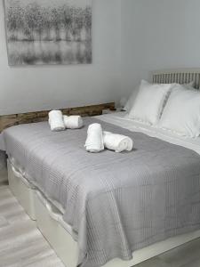 Кровать или кровати в номере Casa Nuna Modern Loft with Private Garden Terrace