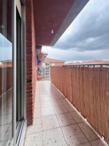 un balcón vacío de un edificio con una valla en Casa Yolanda, en Ávila