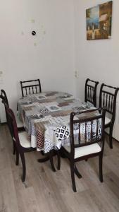 tavolo da pranzo con 4 sedie e tavolo di Playa Sant Adrià de Besos a Sant Adrià de Besòs
