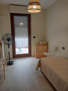 una camera con letto, finestra e lampada di Appartamento Centro dei Venti a Montesilvano