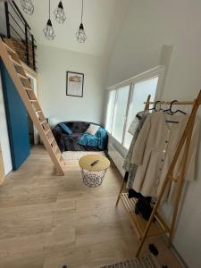 Charmant studio meublé في Pipriac: غرفة نوم بها درج وسرير في غرفة