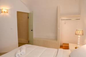 Postel nebo postele na pokoji v ubytování Three Bells Suites