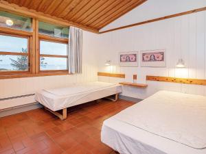 ジルレジェにある6 person holiday park home in Gillelejeのベッドが2つと窓のある部屋