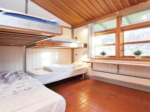 due letti in una stanza con due finestre di 6 person holiday park home in Gilleleje a Gilleleje Altre 59 foto
