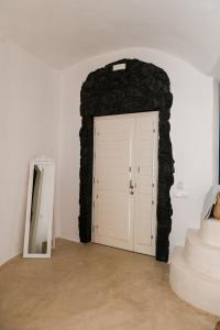 Postel nebo postele na pokoji v ubytování Three Bells Suites