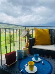 een tafel met kopjes en schotels op een balkon bij Casa vacanze MELFA in Atina