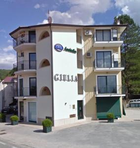 een gebouw met een bord aan de zijkant bij Casa vacanze MELFA in Atina