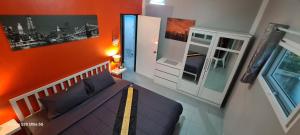 mały pokój z łóżkiem i oknem w obiekcie Karon Homes w mieście Karon Beach