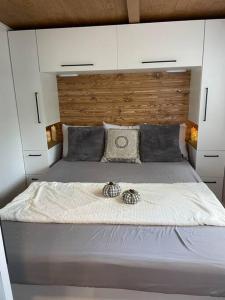 Un dormitorio con una cama con dos velas. en Micro chalet Le Boisé !, en Saint Zenon