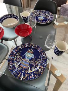 uma mesa com pratos azuis e vermelhos em Apartment Leppä Rovaniemi em Rovaniemi
