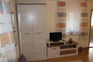 un gran armario blanco con TV en una habitación en Ferienunterkunft in Lübbenau Spreewald, en Klein Beuchow