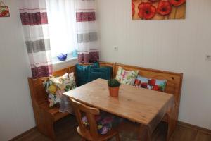 Un comedor con mesa y sillas de madera. en Ferienunterkunft in Lübbenau Spreewald, en Klein Beuchow