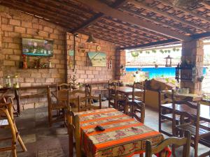 een restaurant met tafels en stoelen in een kamer bij Pousada Lavramor in Lençóis