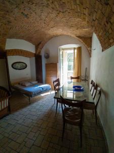 a dining room with a table and a bedroom at CASA DI LUCA in Stezzano