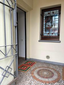 una camera con finestra e pavimento a mosaico di CASA DI LUCA a Stezzano