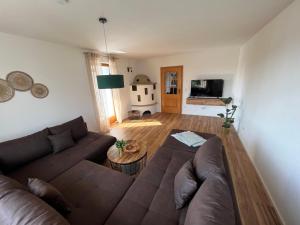 ein Wohnzimmer mit einem Sofa und einem Tisch in der Unterkunft Charmantes Landhaus in Oberteuringen