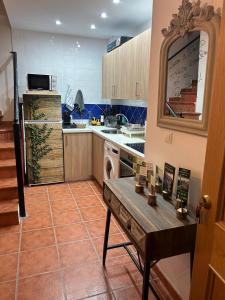 uma cozinha com uma mesa no meio em El Sueño de Valcabe em Cardaño de Abajo