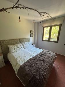 um quarto com uma cama grande num quarto em El Sueño de Valcabe em Cardaño de Abajo
