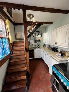 Kuchyň nebo kuchyňský kout v ubytování Norwich’s Smallest House