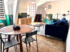 een woonkamer met 2 tafels en een bank bij Appartement Centre ville Le blanc in Le Blanc