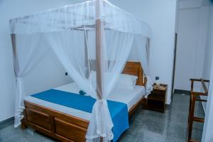1 dormitorio con 1 cama con dosel en Perfect view mirissa, en Mirissa