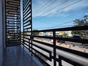a balcony with a view of a train track at Departamento Palmita in La Paz