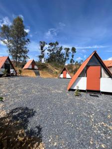 莱瓦镇Villa Minta Cabañas的停车场里的一组帐篷