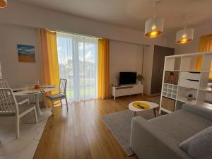 Μια τηλεόραση ή/και κέντρο ψυχαγωγίας στο R HOUSE - brand new apartments with patio and garage