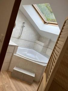 een badkamer met een bad op zolder bij Petite maison de ville au calme in Brie-Comte-Robert