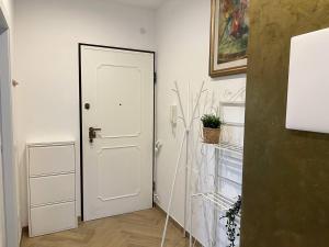 - un couloir avec une porte blanche et quelques tiroirs dans l'établissement OUR HOME, à Rapallo