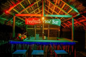 - un bar avec un évier et un panneau indiquant un bar offrant une vue parfaite dans l'établissement Perfect view mirissa, à Mirissa