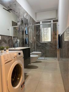 een badkamer met een wasmachine en een douche bij OUR HOME in Rapallo