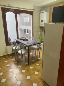La cuisine est équipée d'une table, de chaises et d'un réfrigérateur. dans l'établissement Mirando al Sur, à Ushuaia