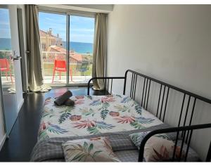 ein Schlafzimmer mit einem Bett mit einem Teddybär drauf in der Unterkunft HUG HOTEL2022 in El Carrer del Canonge