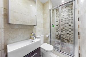 La salle de bains est pourvue de toilettes, d'un lavabo et d'une douche. dans l'établissement Luxury Flat in London - Mayfair, à Londres