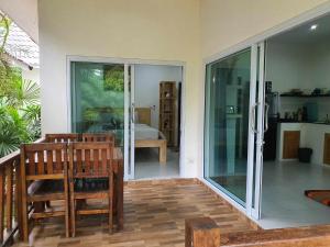 a living room with a sliding glass door at Niniari House in Thong Sala