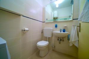 Bathroom sa Luxe 3BR Apartment Split