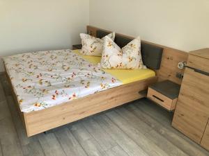 A bed or beds in a room at Gästehaus zum See