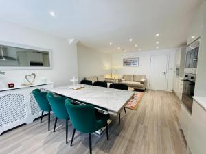 Η κουζίνα ή μικρή κουζίνα στο Riverside Deluxe Double Room E14 +11 φωτογραφίες