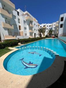 una gran piscina frente a un edificio en Apartment Residence Rivaldi, en Mediouna