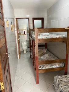 a room with a bathroom with bunk beds and a toilet at Villa Nevada Hostel in Bananeiras