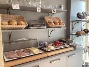 eine Bäckerei mit Brot und Gebäck auf der Theke in der Unterkunft Gästehaus zum See in Illmitz