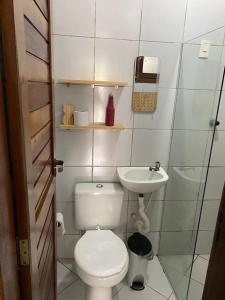 uma pequena casa de banho com WC e lavatório em Villa Nevada Hostel em Bananeiras