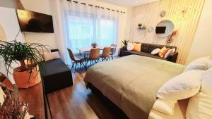 1 dormitorio con cama, mesa y sofá en Ferienwohnungen Krüger ''Apartment Finn", en Michelstadt